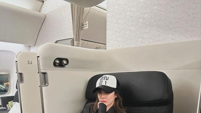 산다라박, 기내에서도 멋스러움을 잃지 않는 스트라이프 셔츠와 데님 팬츠의 조합