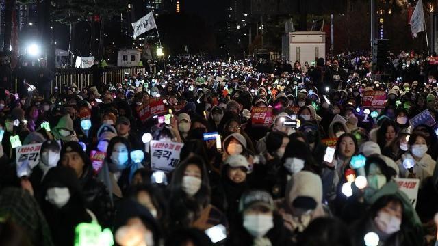 탄핵집회서 마이크 잡고 나온 여성…