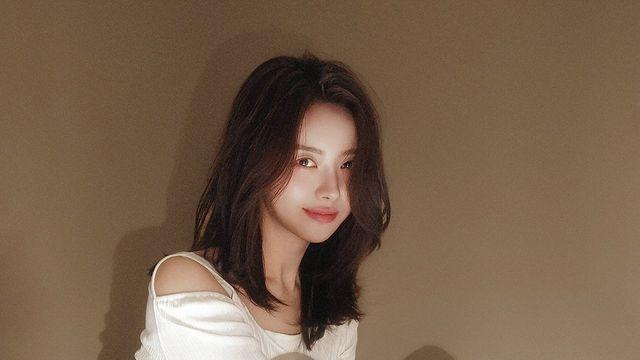 임나영, 오프숄더 니트와 데님으로 완성한 데일리룩