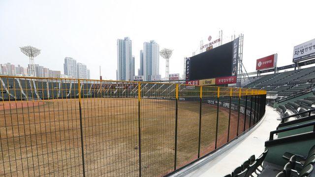 펜스 낮추는 사직구장…롯데, 투수는 걱정 한가득