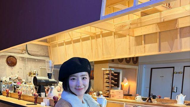 배혜지, 클래식 무드로 완성한 카페 데이트룩…포근한 양털 코트의 매력