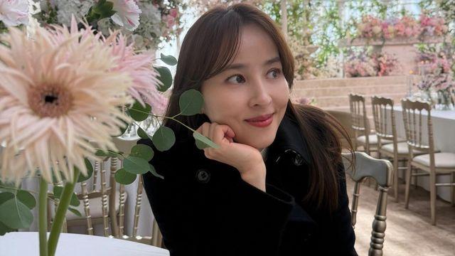 한혜진, 플로럴 아치 속 완벽한 하객룩…우아한 블랙 트렌치코트로 완성
