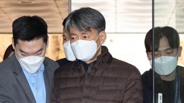 수갑 찬 경찰청장, 판사 앞 2시간 영장심사…밤에 구속 판가름(종합)