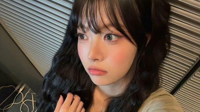 르세라핌 홍은채, 오버사이즈 니트 톱과 웨이브 헤어로 완성한 꾸안꾸 룩