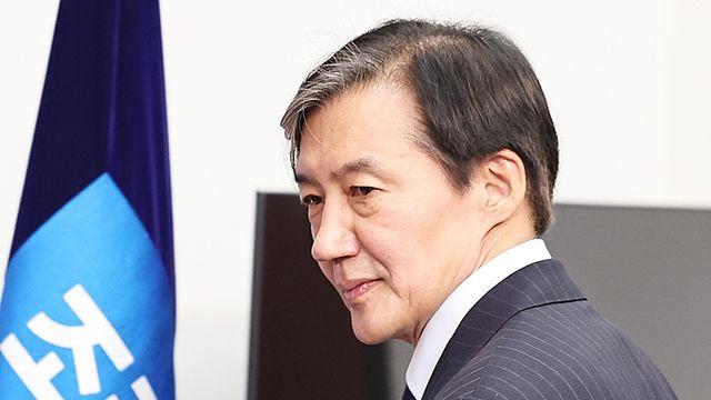 딱 333개…수감되는 조국, 시민들에게 쏜 '이별 선물' (사진)