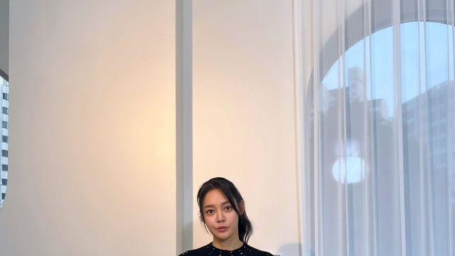 안현모, 블랙 니트와 베이지 팬츠로 완성한 세려된 미니멀룩