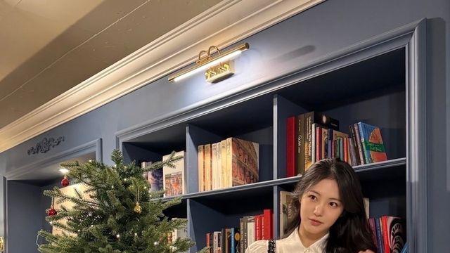 신예은, 시스루 스타킹으로 완성한 '각선미 여신'…러블리 미니 스커트 룩