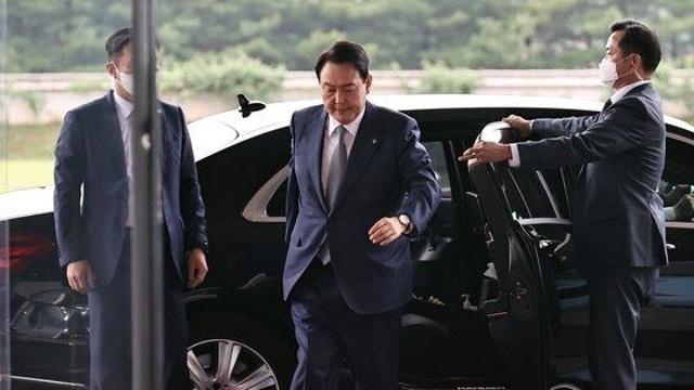 윤건영 “尹, 한달에 10번 지각한 제보…경찰이 ‘가짜 출근’ 돕나”