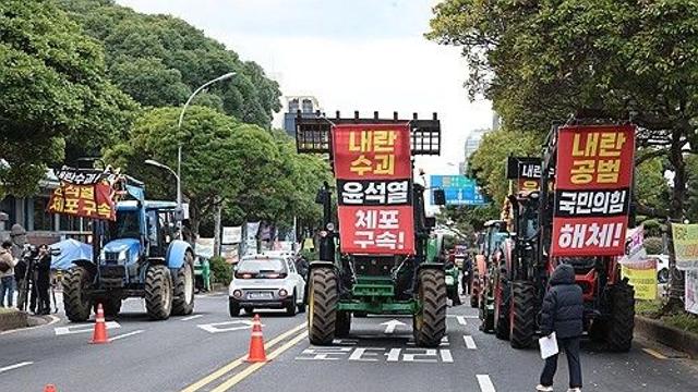 제주 농민 100여명 트랙터 시위…