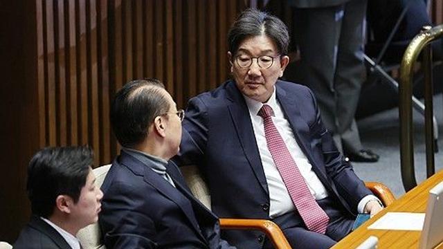 무너지는 與 '탄핵 방어선'…친한·중립지대 막판 고심