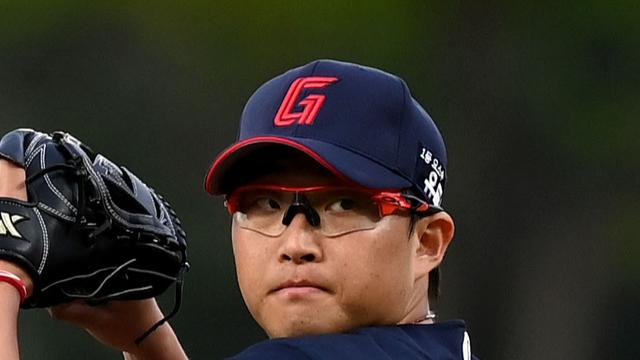 롯데, ‘안경 쓴 에이스’ 박세웅과 저소득층 학생들에 2200만 원 상당 안경 지원