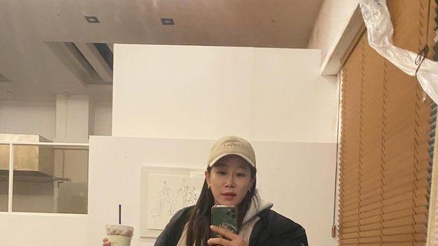 김하영, 힙한 패딩+후드 스타일로 편안함과 스타일을 동시에 잡은 데일리룩