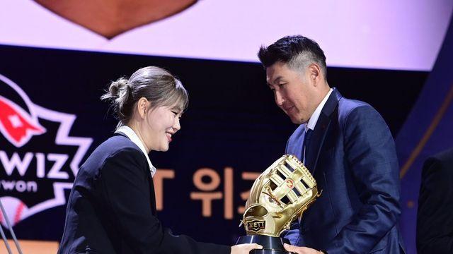 로하스를 대신해 골든글러브 받는 유한준 코치