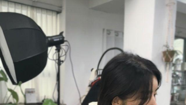 박솔미, 데일리룩 속 빛나는 패션 센스…화이트 스크런치와 민트 기타의 조화