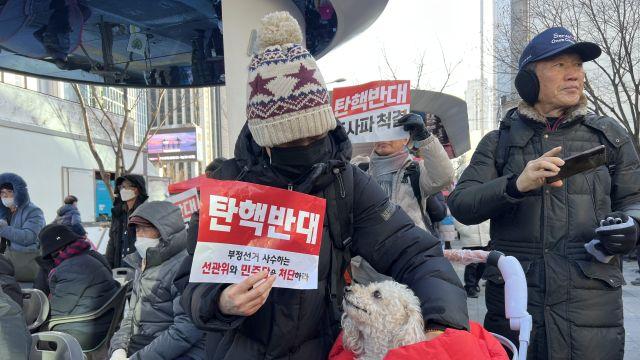 “강아지까지 등장한 윤석열 탄핵 반대”…보수단체 광화문 집결