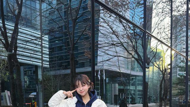 김윤희, 화이트 패딩과 데님의 조화…트렌디한 겨울 캐주얼룩