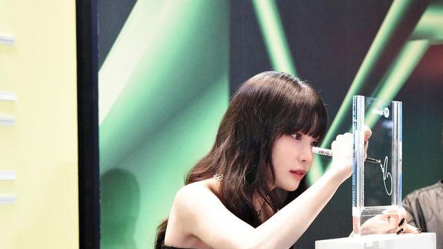 청하, 올블랙 시스루 드레스룩으로 완성한 '고혹미' 