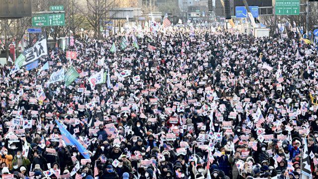 광화문 앞에서 '대통령 탄핵 반대·이재명 구속'을 외치는 시민들 [포토뉴스]