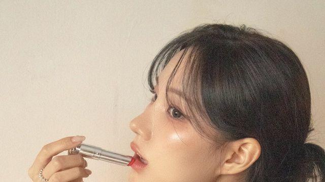 남희라, 백리스 드레스와 글로우 메이크업의 완벽 조화