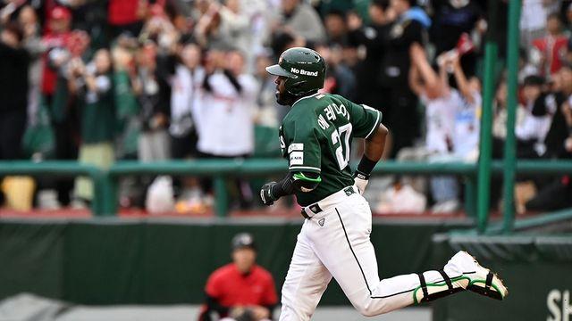 '2년 연속 4등' 황금장갑 받는 게 이렇게 어렵다니···타격왕+수비상 수상에도 GG 놓친 에레디아