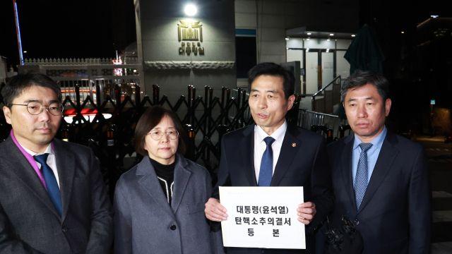 [속보] 윤 대통령, 오후 7시24분부터 권한 정지…탄핵의결서 접수