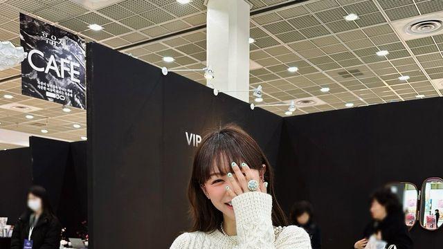 임지현, 로맨틱 캐주얼룩의 정석… 케이블 니트와 플라워 스커트의 완벽 조화