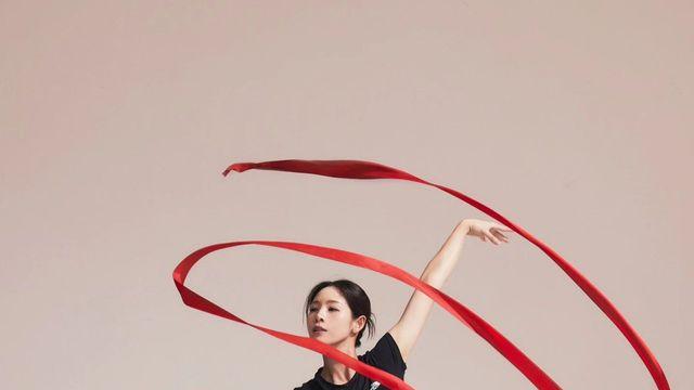 신수지, 리듬체조 리본과 함께한 블랙 모노룩…완벽한 바디라인