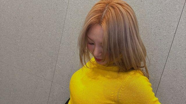 효연, 블랙 재킷과 옐로 니트로 완성한 '컬러 매치'의 정석