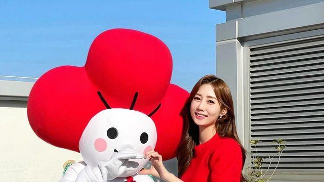 문진희, 레드 상의와 화이트 스커트, 완벽한 겨울 패션 조합