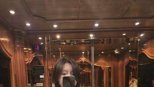 주현영, 화이트 셔츠와 카고 팬츠로 '내추럴 힙' 완성…심플하지만 완벽한 스타일링