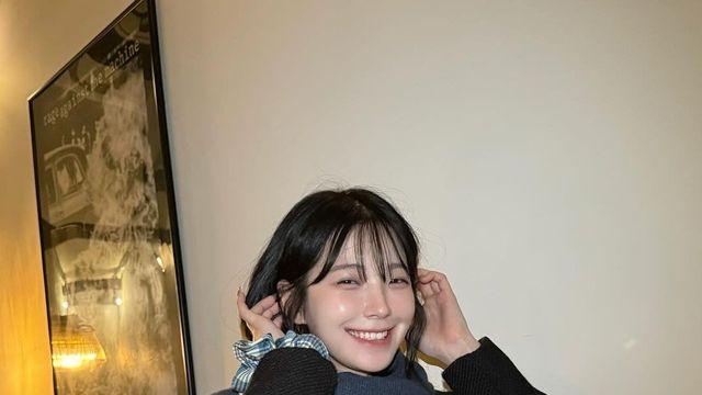 백지헌, 네이비 스카프와 체크 스크런치로 완성한 우아한 겨울 룩