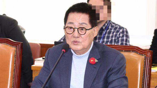 수감도 안된 '조국' 사면 언급… 박지원 