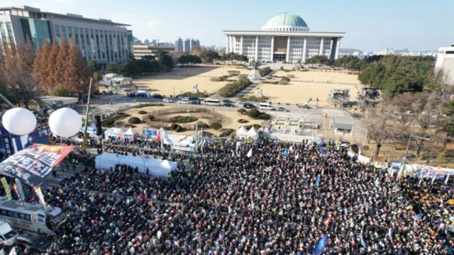 尹퇴진 집회로 수십만 모인 국회 앞, '인파관리시스템'은 부족