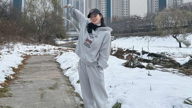 한으뜸, 회색 스웨트 셋업과 패딩 부츠로 완성한 겨울 데일리룩  