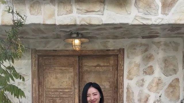 배혜지, 빈티지한 배경과 어우러진 클래식 겨울 코디