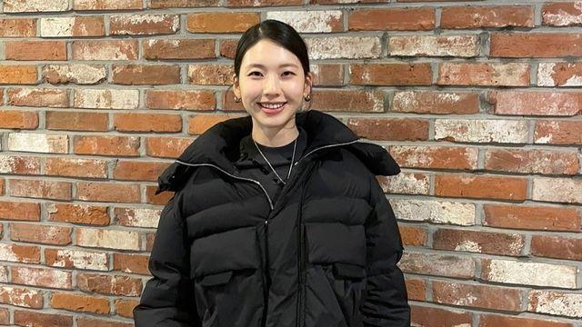 김진경, 와이드 팬츠와 볼륨 패딩의 조화…‘시크+캐주얼’의 정석