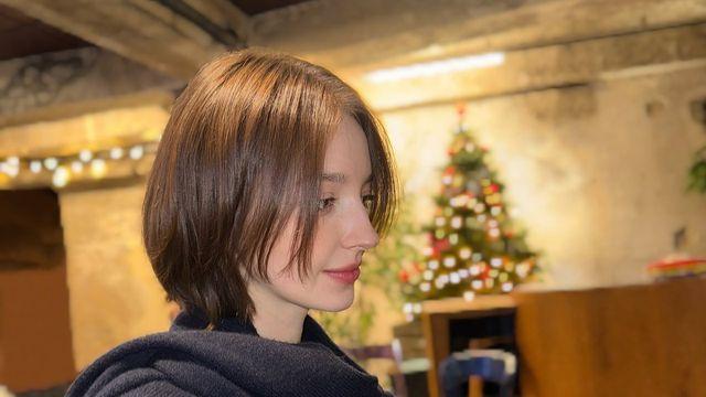 안젤리나 다닐로바, 단발과 네이비 니트로 완성한 겨울 감성