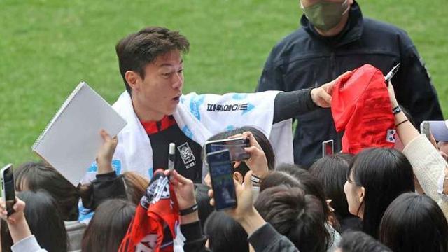 “단 7분 만에…” 한동안 소식 없던 '축구대표팀 출신 공격수' 반전 드라마 썼다