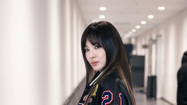 산다라박, 레터링 재킷과 기하학 패턴 미니…완벽한 Y2K 힙합 무드