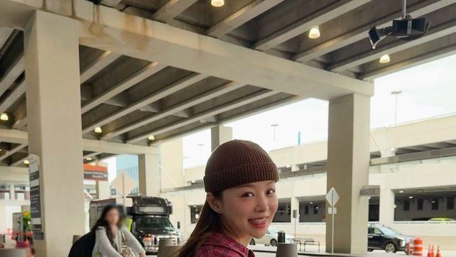 임지현, 핑크 팬츠로 완성한 힙한 공항패션…빈티지 감성 물씬