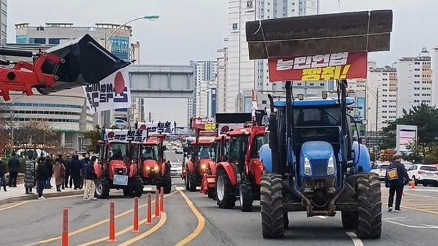 “내란 수괴 윤석열 대통령 체포” 전국 농민들, 트랙터 몰고 대통령 관저로 행진 시작