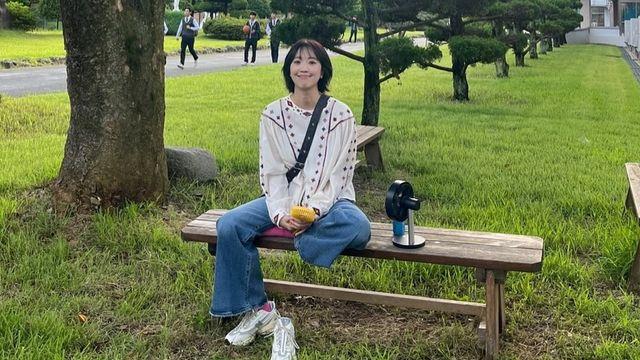 '이천희♥' 전혜진, 데님 팬츠와 블라우스로 완성한 '꾸안꾸 캠퍼스룩'…청량 비주얼