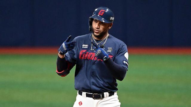 16년 걸린 '롯데 외인 3번째 골글' 레이예스, 피터스-구드럼 악몽 지웠다