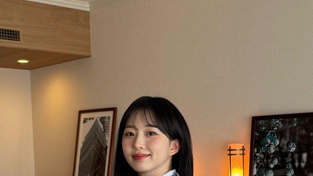 엔믹스 해원, 베이지 재킷과 블랙 미니백의 조화로 완성된 감각적인 스타일링