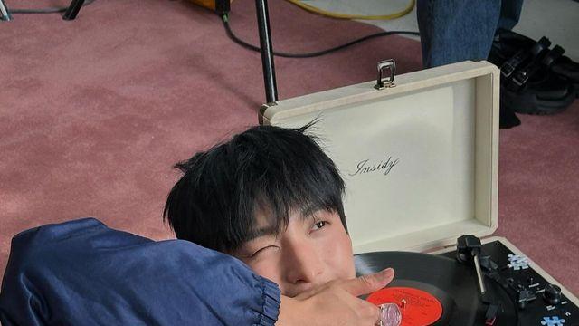 도겸, 감각적인 레트로 무드…'포근한 니트부터 글로시 재킷까지'