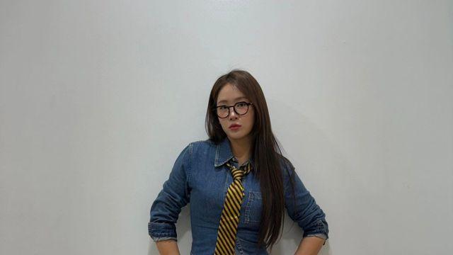 소유, 데님 셔츠에 타이 하나로 완성한 '힙+시크' 대학생룩