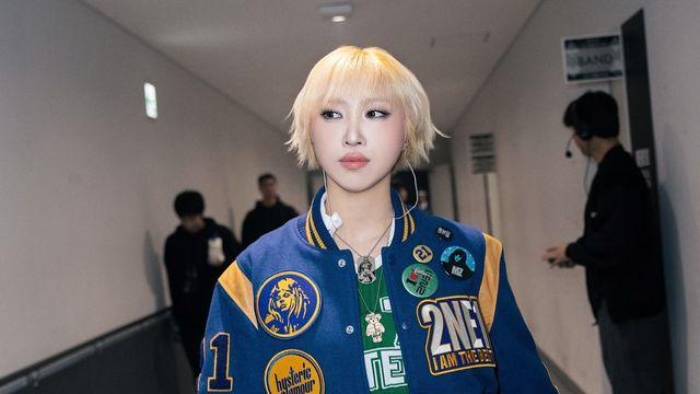 2NE1 공민지, 블루 바시티 재킷+독특한 프린트 팬츠…개성 넘치는 룩 완성
