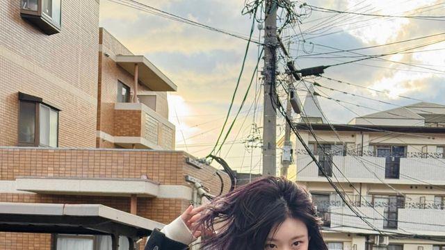 있지 채령, 블랙 재킷에 트레이닝 팬츠…편안하면서 세련된 '꾸안꾸' 룩