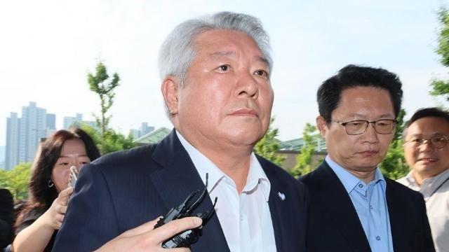 탄핵 심판 받는 尹...변호인단 대표에 김홍일 전 방통위원장