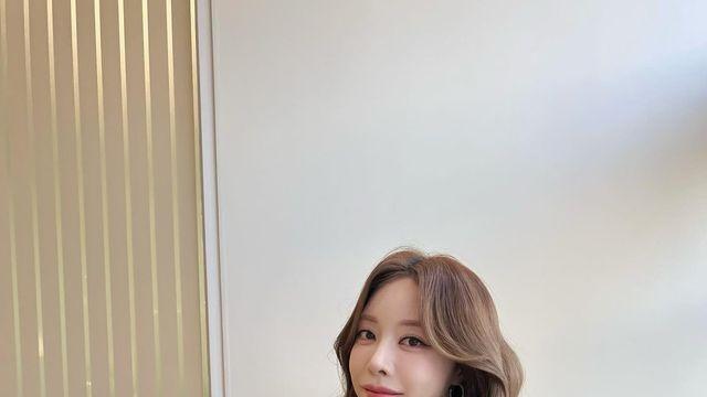 브브걸 은지, 러블리한 셔츠+미니스커트룩…청순미와 세련미의 완벽한 조화